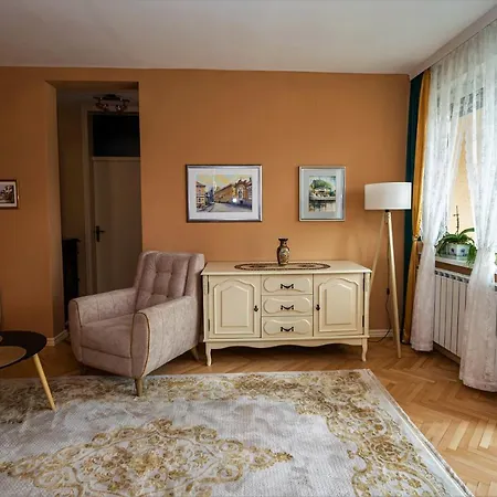 Elegant Apartment *